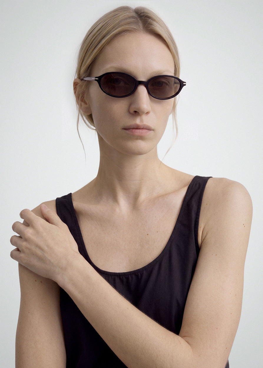 A model wearing Noor Black sunglasses by DMY Studios.